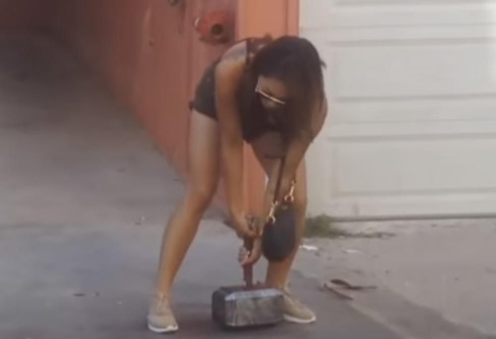 Genio costruisce una replica del Martello di Thor che solo lui può sollevare!