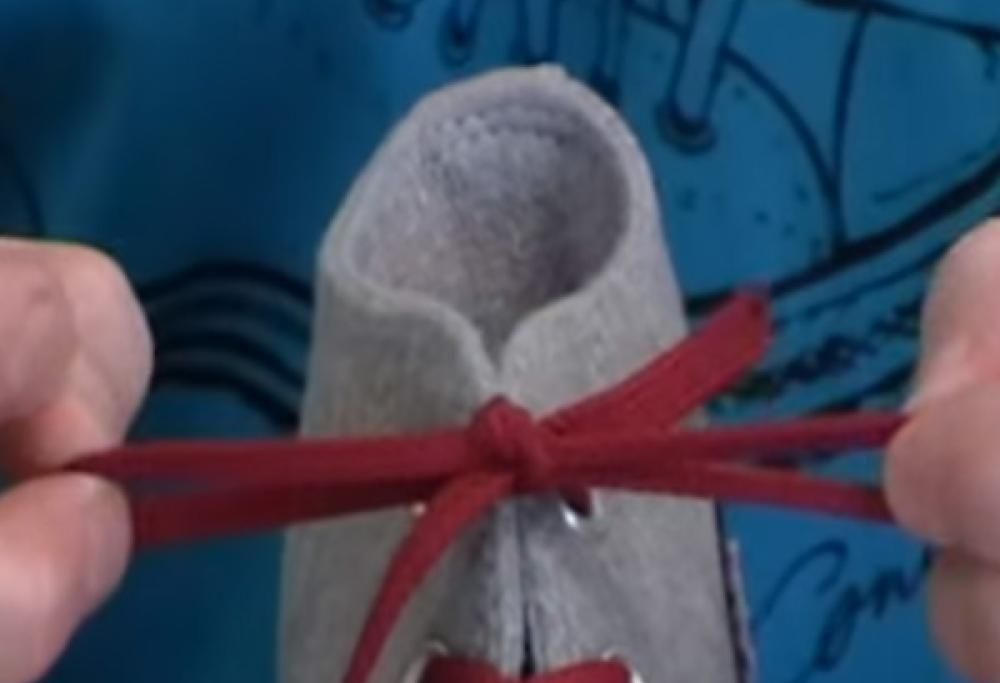Professor Shoelace e i metodi più veloci al mondo per allacciarsi le scarpe (Video)