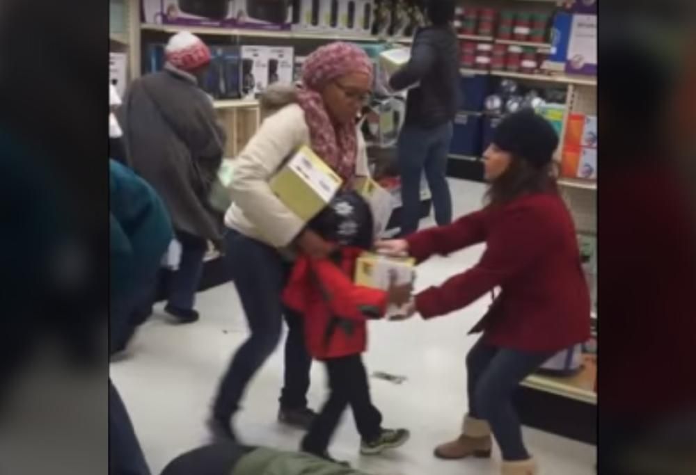 BLACK FRIDAY: Donna ruba un acquisto a un bambino!