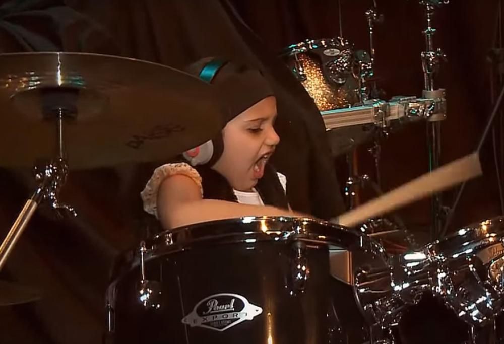 Chop Suey dei System Of A Down suonata alla batteria da una bimba di 5 anni!