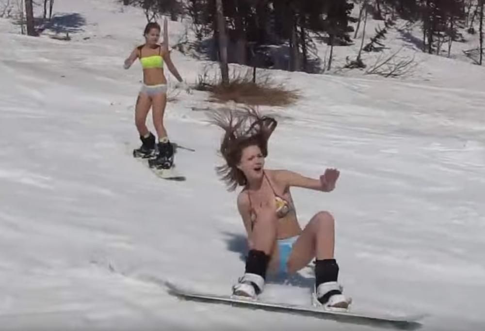 Nel frattempo in Russia fanno Snowboard mezzi nudi!