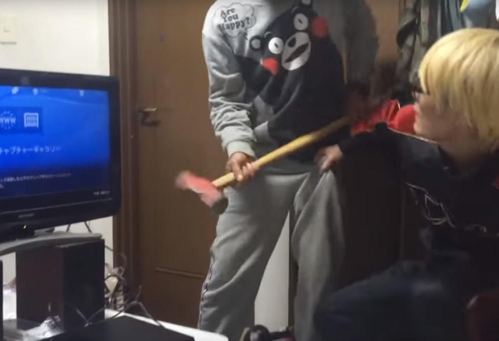 Padre Giapponese demolisce a martellate la Playstation 4 del figlio!