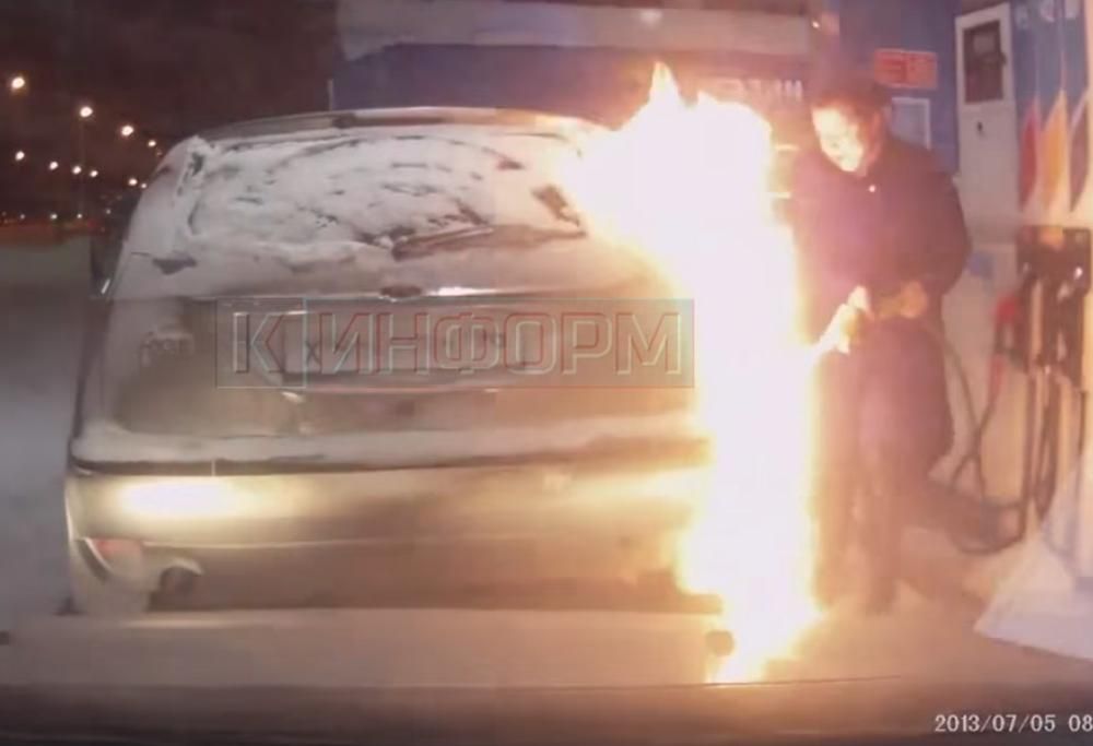Donna + pompa di benzina + accendino + fuoco: ancora non capiamo che cosa volesse fare!