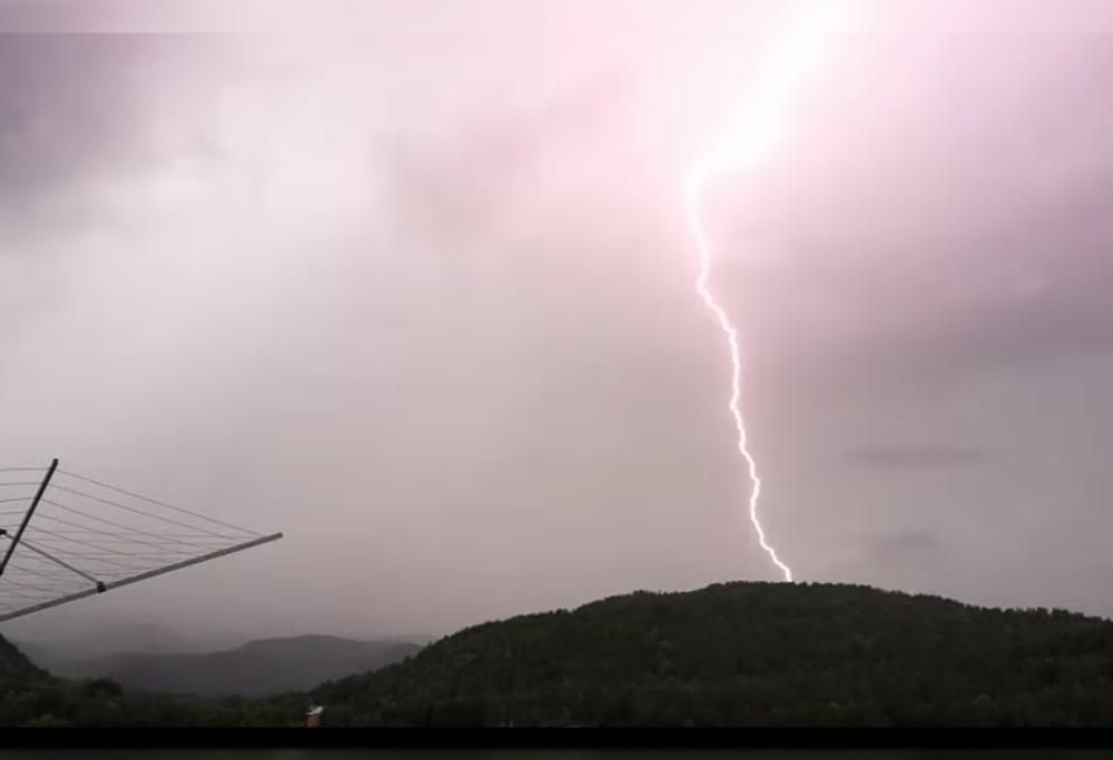 UOMO FILMA UNA VIOLENTISSIMA TEMPESTA E UN FULMINE GLI CADE A 5 METRI DA LUI! (VIDEO)