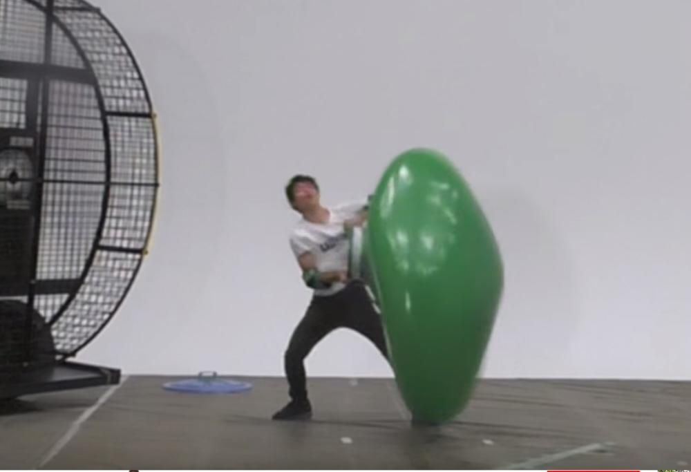 GONFIARE UN PALLONE GIGANTE CON UN SUPER VENTILATORE DA 7500cc