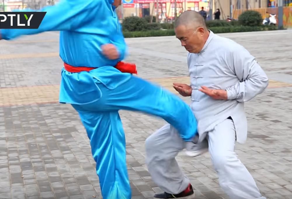 MAESTRO DI KUNG FU DIMOSTRA DI AVERE LE PALLE DI FERRO!