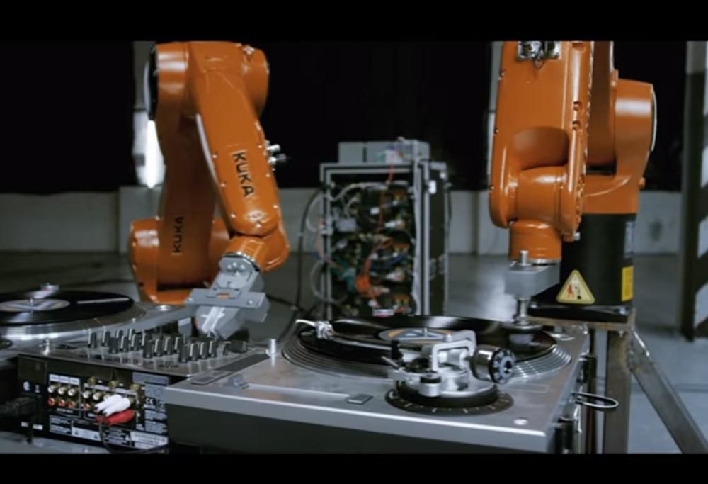 QUEL MOMENTO IN CUI I ROBOT IMPARARONO A SUONARE!