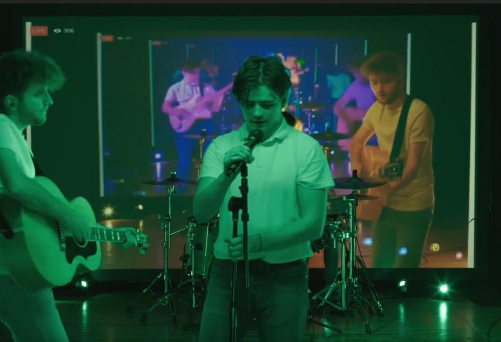 GRUPPO MUSICALE RIPRODUCE LA PROPRIA CANZONE SFRUTTANDO IL RITARDO DELLE LIVE DI FACEBOOK