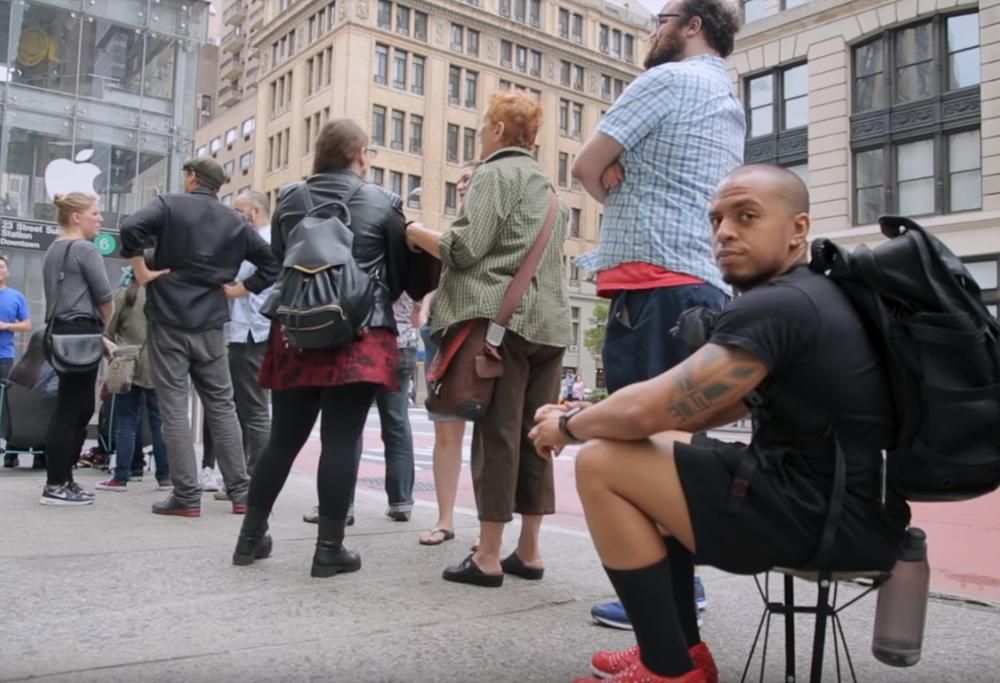 FANNO LA FILA PER L’IPHONE MA L’APPLE STORE E’ FINTO E SI RITROVANO DENTRO LA METRO!
