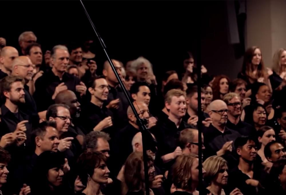 CORO IMITA ALLA PERFEZIONE I SUONI DI UN TEMPORALE! (Da pelle d’oca)