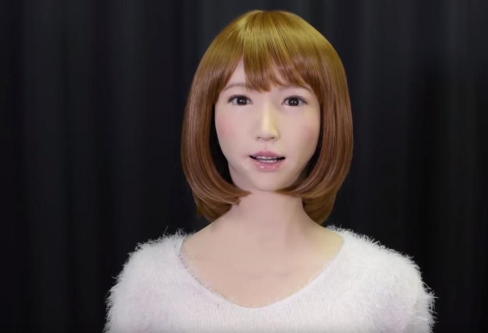 ARRIVA ERICA: La conduttrice di Tg Robot che si crede umana!