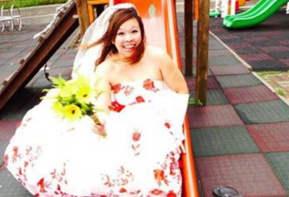 Organizza un ricevimento di nozze e si sposa con sè stessa