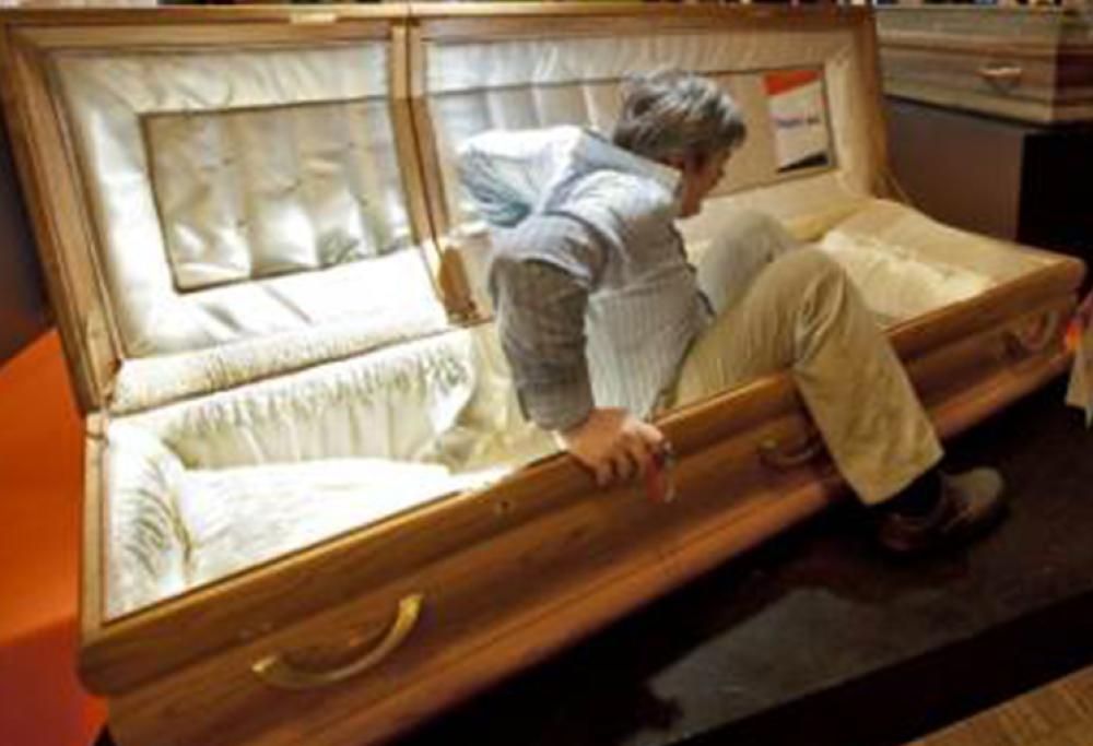 Dichiarato morto: si accorgono che è vivo durante il funerale