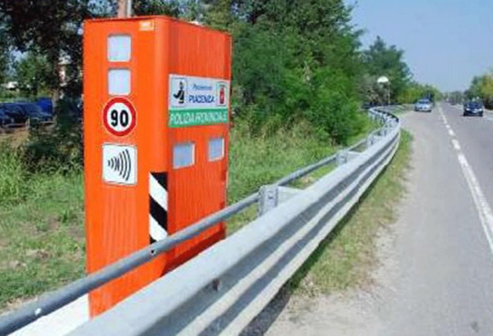 Teme che l’autovelox lo abbia fotografato e decide di smontarlo