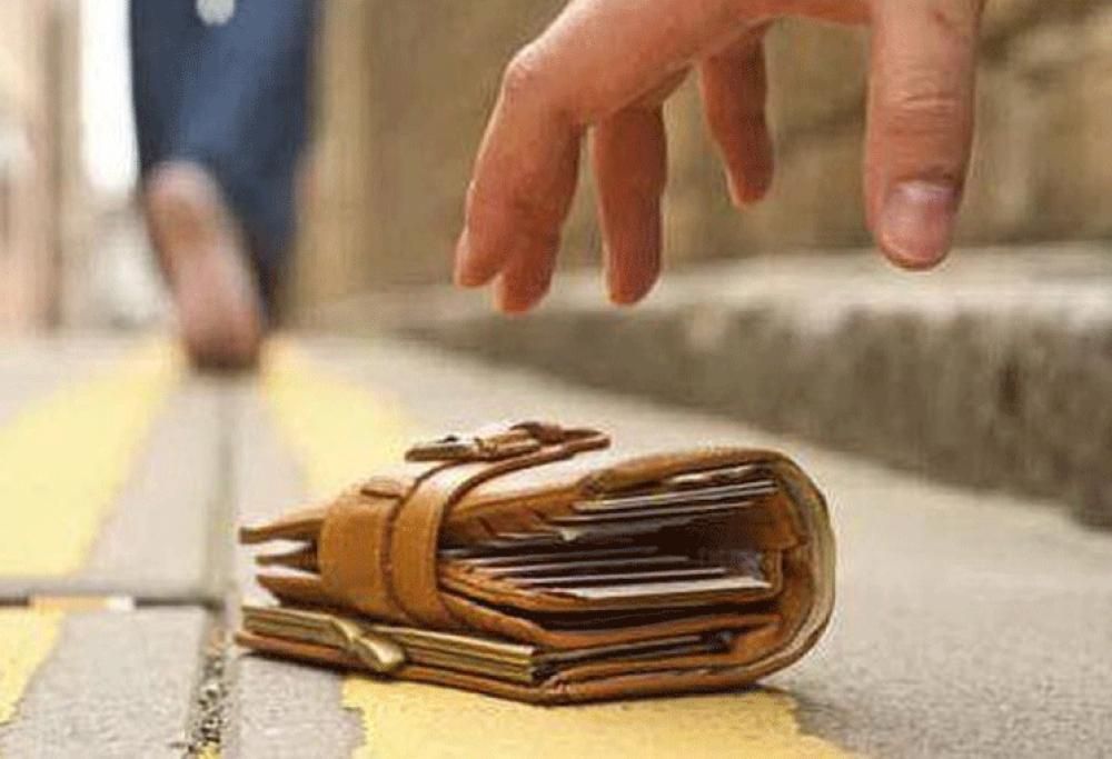 Riceve per posta il portafoglio perso 14 anni prima e trova i documenti,i soldi e gli interessi