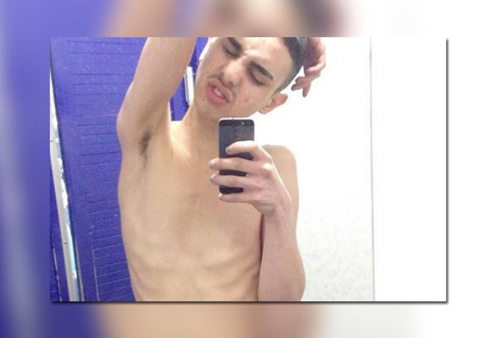 ARTISTA RIMUOVE CAPEZZOLI E OMBELICO PER VENDERLI COME ORECCHINI! (FOTO BRUTTE)