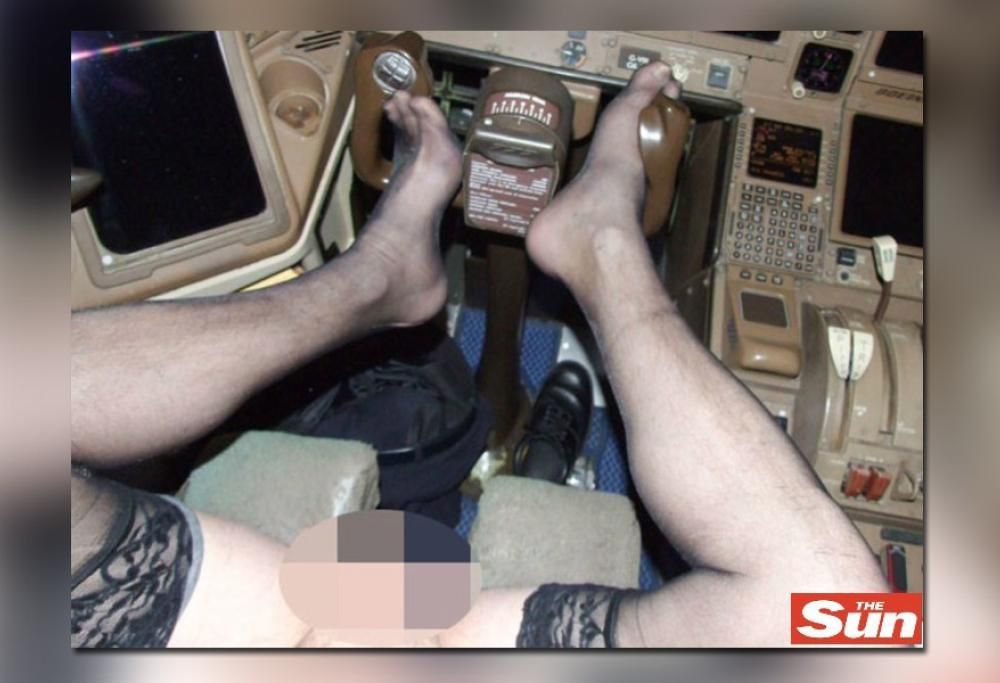 AUTOEROTISMO CON LE CALZE DI PIZZO NELLA CABINA DELL’AEREO!