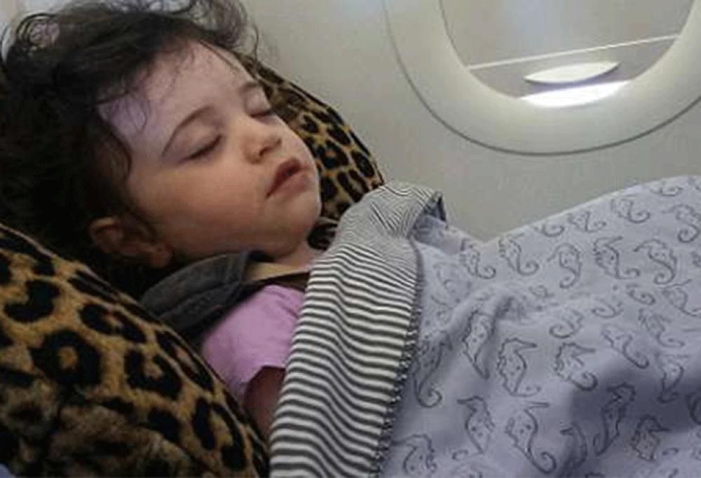 Il pianto della bambina minacia la sicurezza: famiglia espulsa dall’aereo