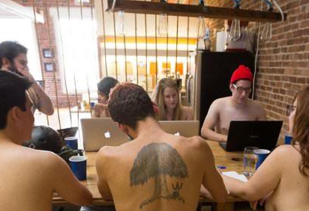 Completamente nudi in ufficio si produce di più