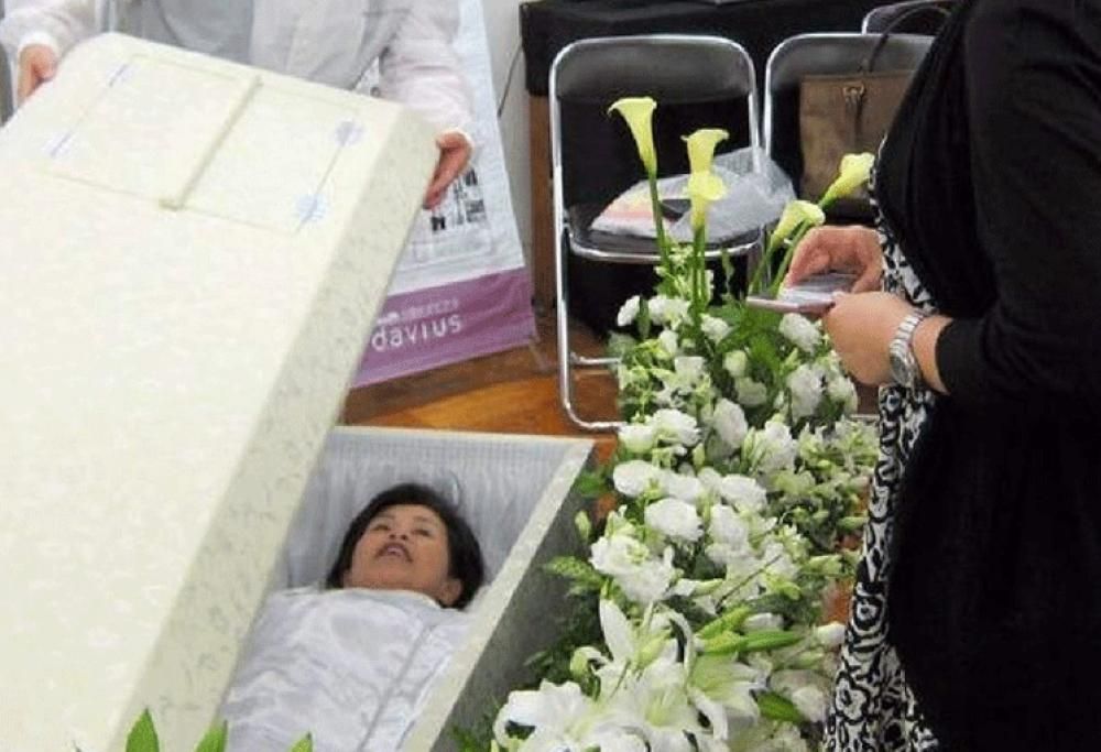 Ecco la fiera che ti fa provare la bara prima di morire