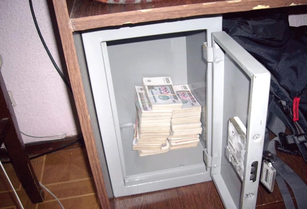 Eredita casa e trova una cassaforte con un Miliardo ma le Banconote non valgono nulla