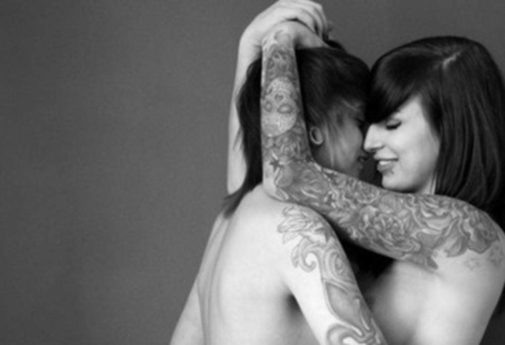 Siti porno, le parole più cercate dalle donne: “Lesbian” e “Threesome”