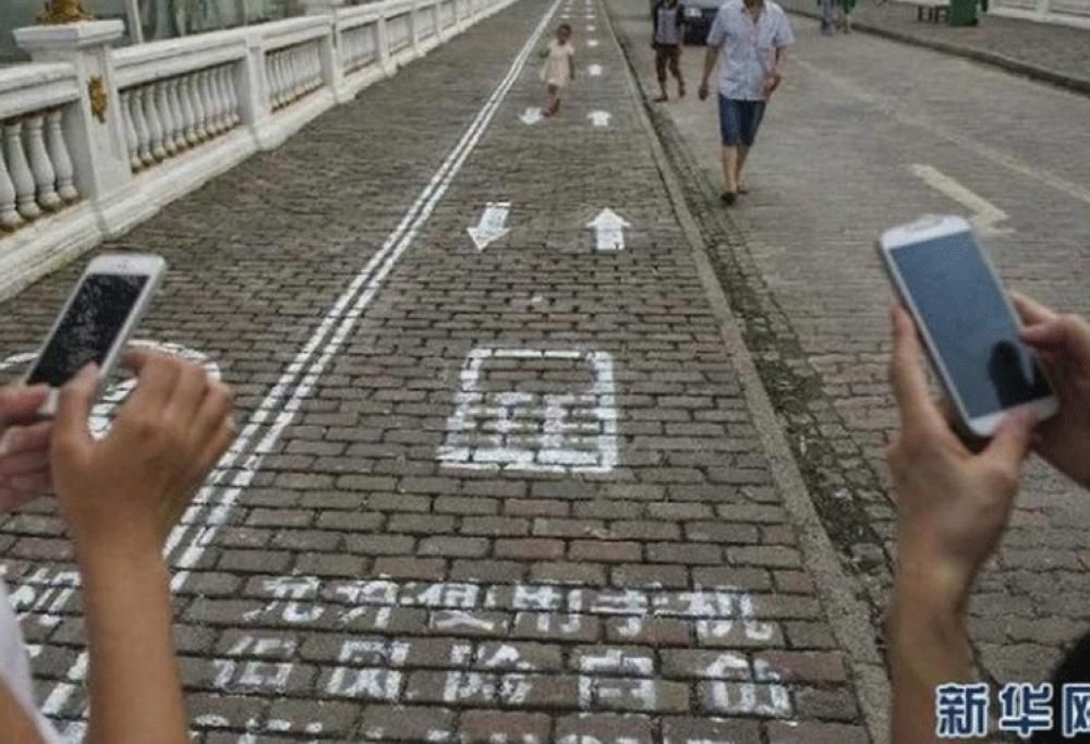 Impegnato con lo Smartphone mentre cammini? Niente paura ora ci sono le corsie apposta!