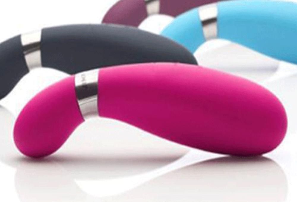 Compiti per casa hot: “Fatevi un Selfie con i Sex Toy della Mamma”