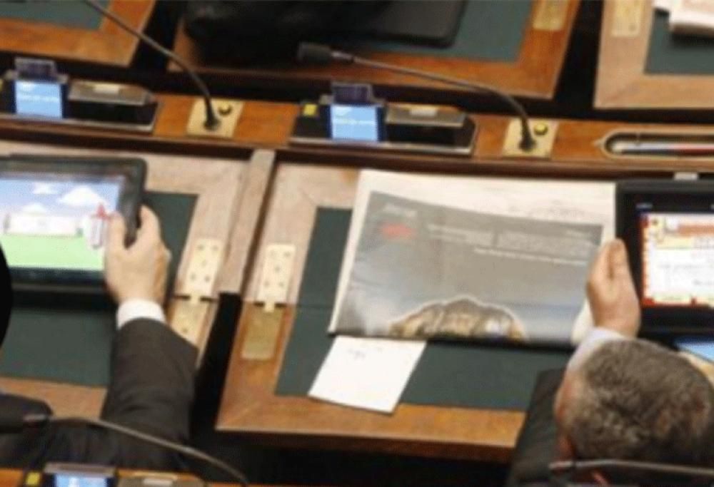 Scarica Film porno in consiglio comunale: “C’è il Wi-Fi Gratuito!”