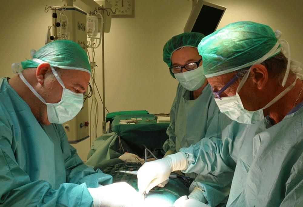 INSULTATO DAI MEDICI MENTRE È SOTTO ANESTESIA, REGISTRA TUTTO: PER LUI UN MAXI-RISARCIMENTO