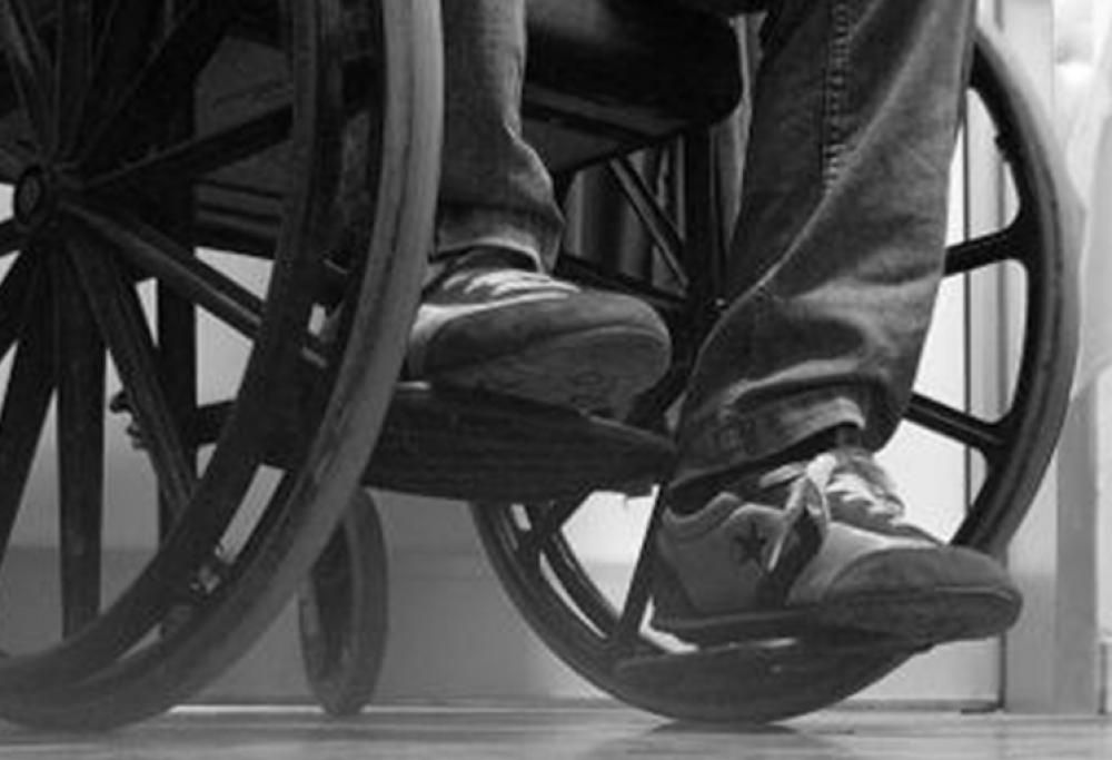 NY, rapina una banca e fugge a bordo della sua sedia a rotelle: è latitante