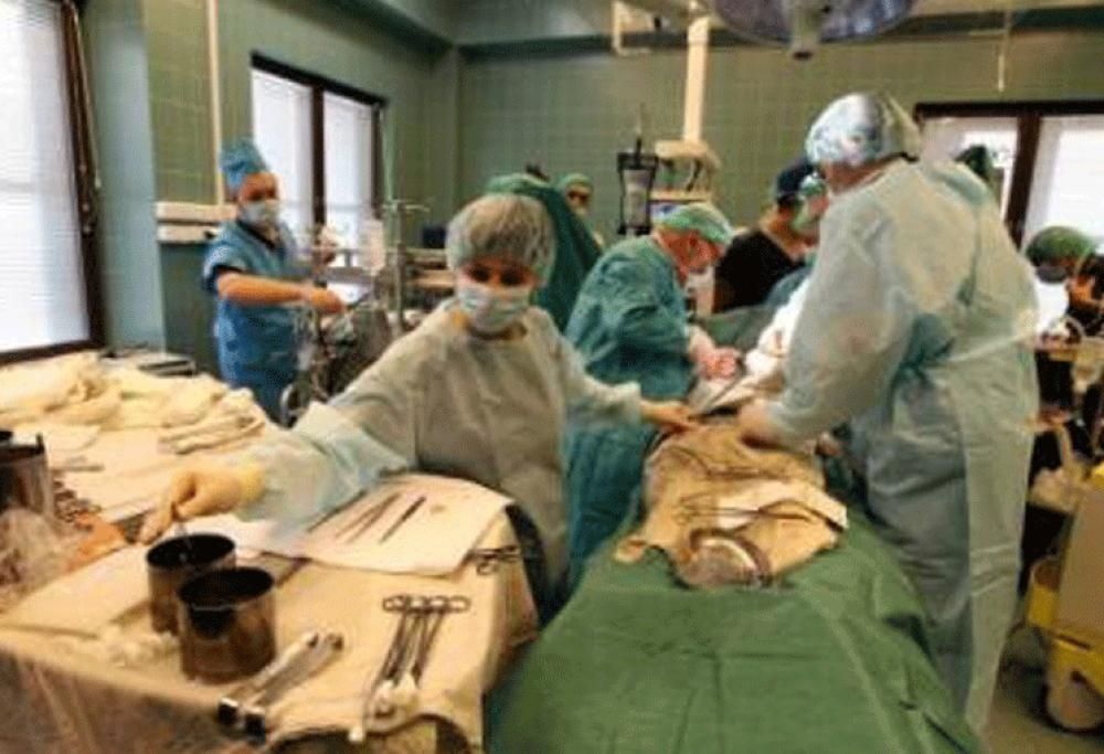 Salerno, all’ospedale Ruggi con una mela nell’ano: gioco erotico finito male