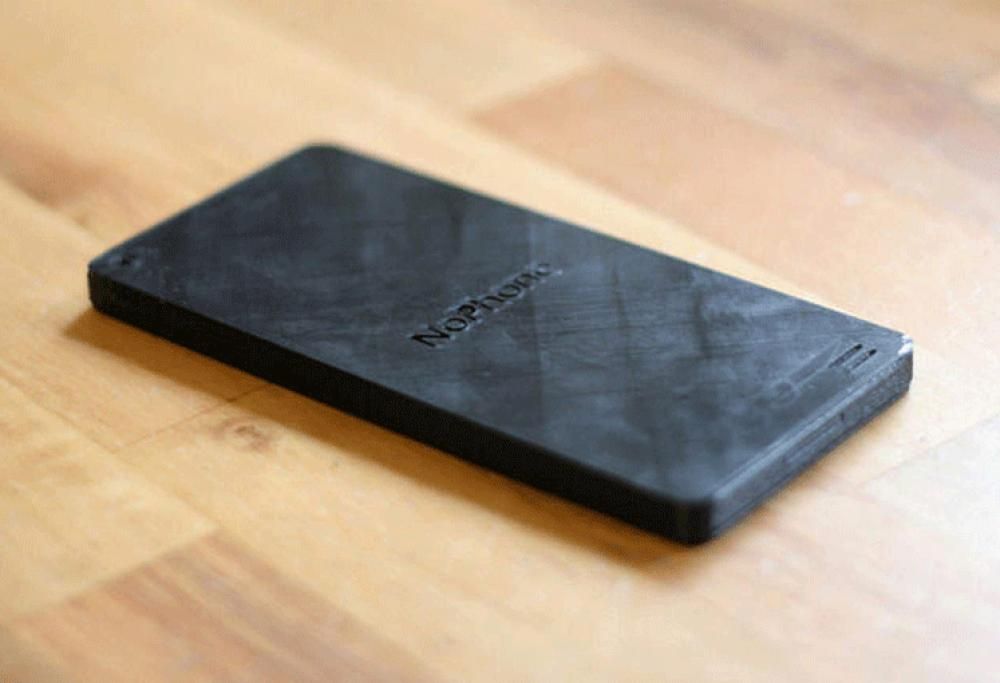 NOPHONE: Un pezzo di plastica a forma di Smartphone per disintossicarsi dal telefono