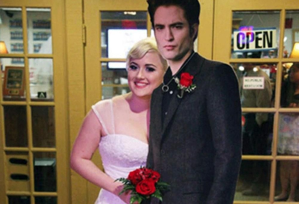 Fan di Twilight sposa sagoma di cartone di Robert Pattinson