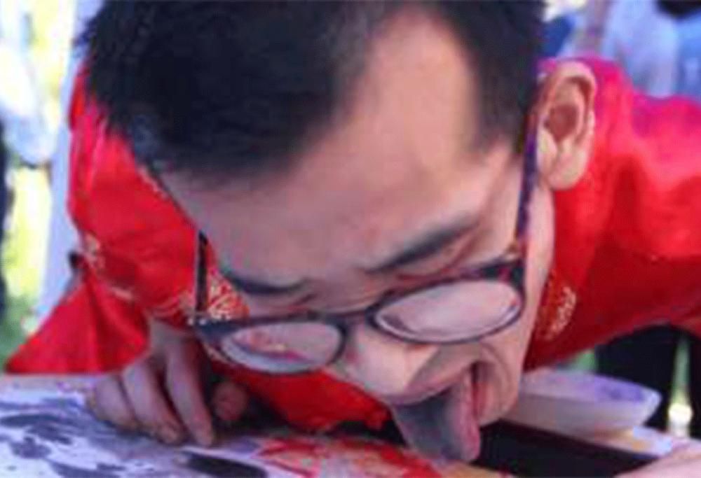 Pittore dipinge con la lingua!