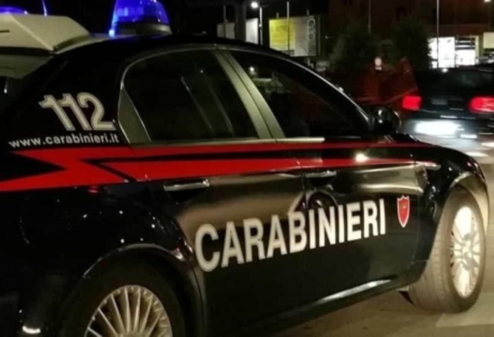 Rapinatori in fuga cadono e si sparano a vicenda per errore