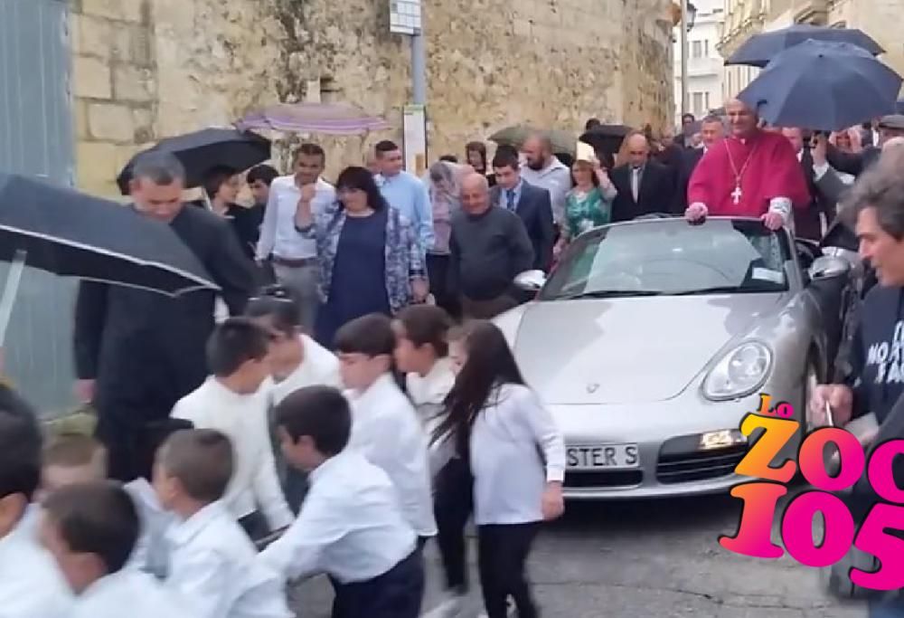 Arcivescovo su una Porsche trainato da 50 bambini durante la processione