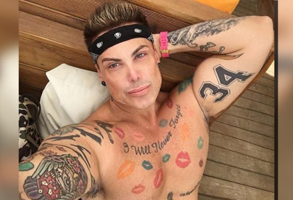 STILISTA SI OPERA AL NASO MA UN EFFETTO COLLATERALE GLI PROCURA UN’EREZIONE PERENNE