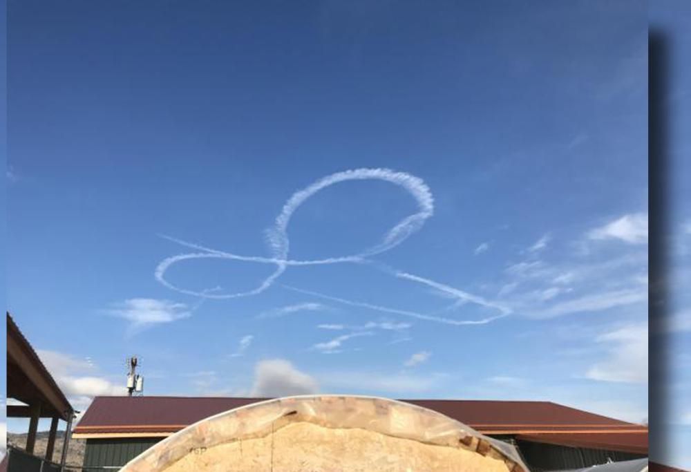 AEREO MILITARE DISEGNA UN PENE NEL CIELO: SOSPESI DALL’AEREONAUTICA