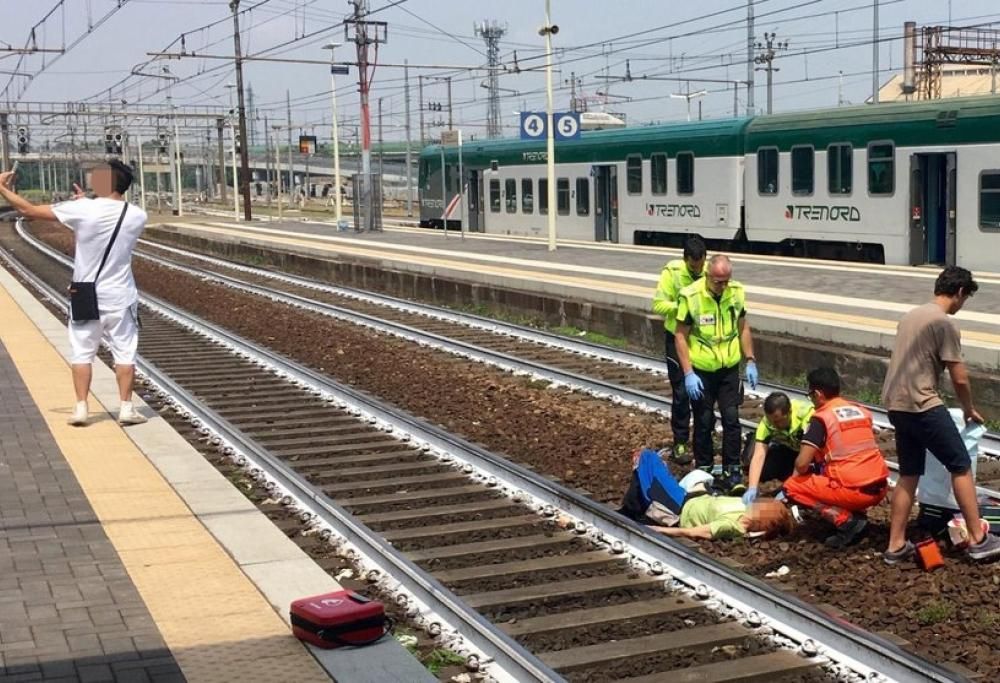 Donna investita dal treno e lui si fa i selfie!