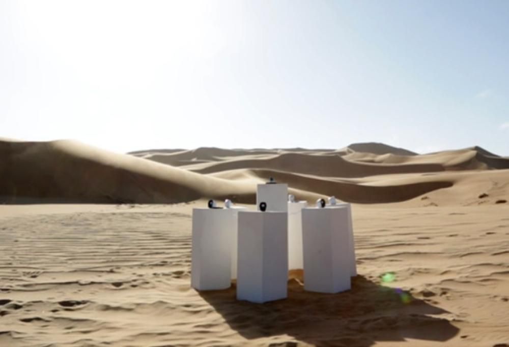 Artista ha piazzato delle casse nel deserto che suonano “Africa” dei Toto all’infinito