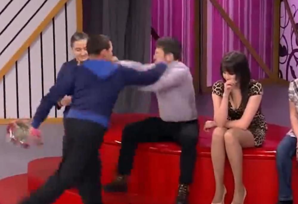 Non si vedono da 20 anni, nel “C’è posta per te” russo scatta la rissa!