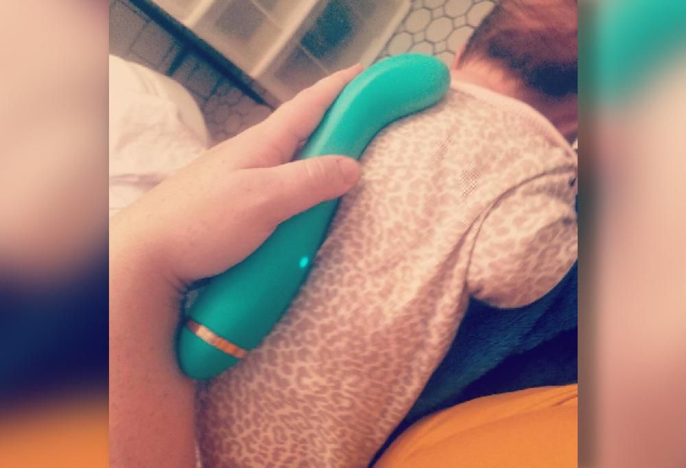 Mamma utilizza il vibratore sul figlio neonato per curare i problemi respiratori!