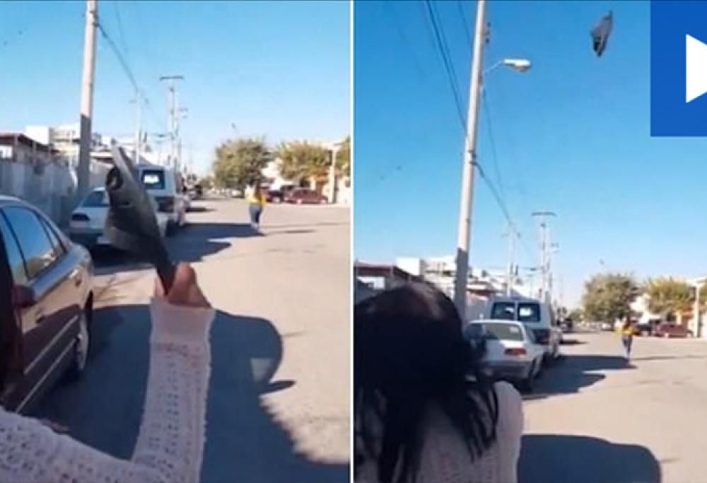 Mamma arrabbiata lancia la ciabatta alla figlia colpendola da una distanza incredibile