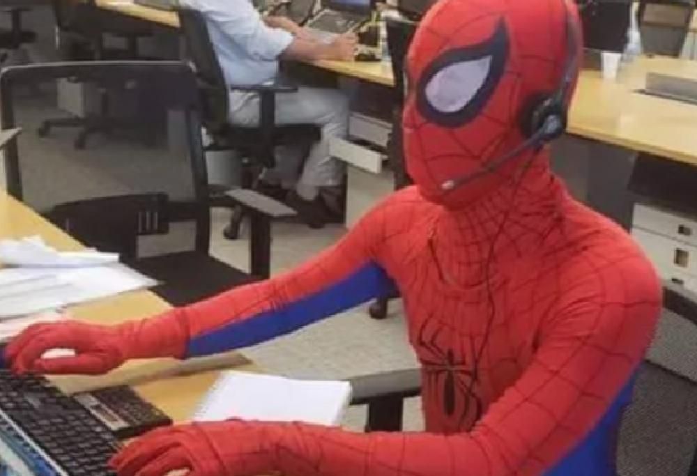 Uomo si licenzia e passa il suo ultimo giorno di lavoro vestito da Spiderman