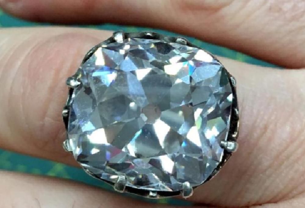 Anello comprato per una decina di euro… ne vale oltre un milione!