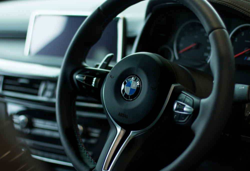 Uomo trovato nudo a fare sesso con un’auto poco dopo aver provocato un incidente!