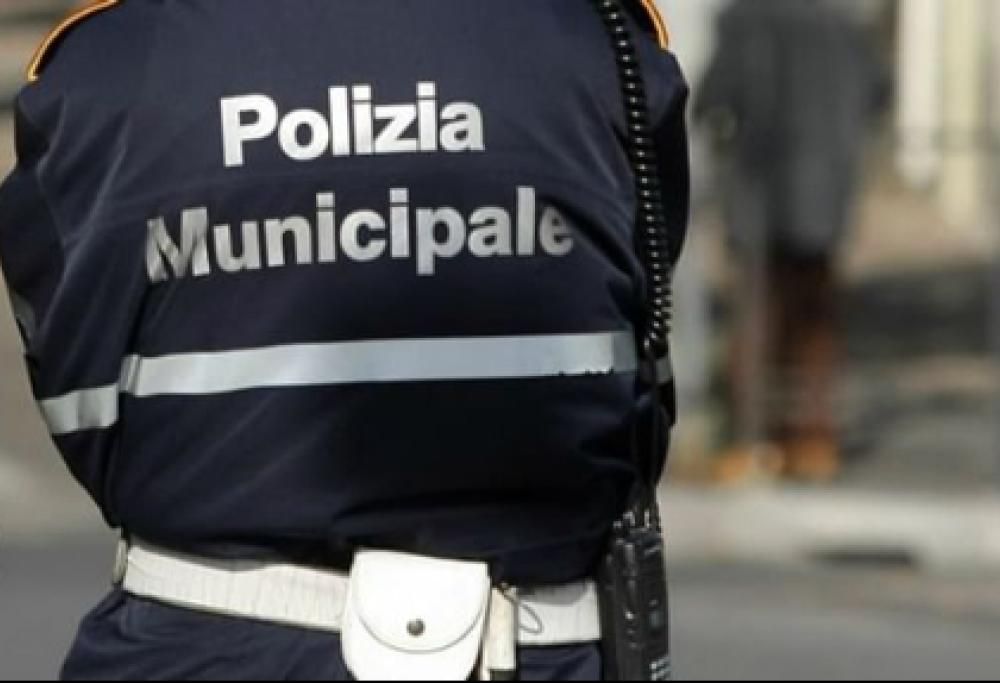 Ubriaco al volante si affianca all’auto dei vigili, li ferma e chiede loro i documenti
