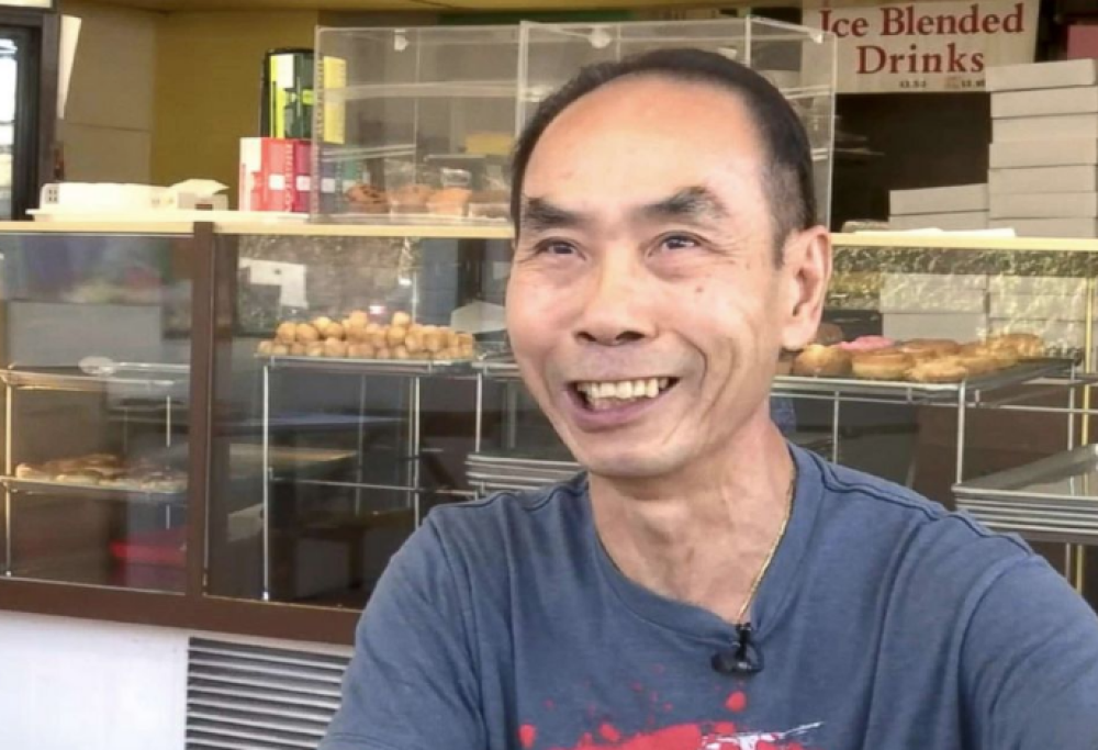 Sua moglie è malata: per aiutarlo i clienti comprano dozzine di ciambelle
