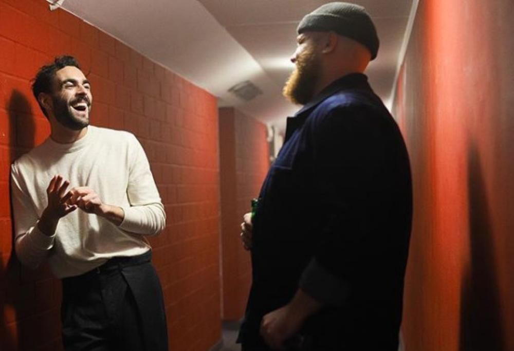 Marco Mengoni e Tom Walker duettano sul palco a Berlino. E’ solo l’inizio